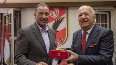 عمر خيرت يتسلم درع النادي الأهلي من الكابتن محمود الخطيب