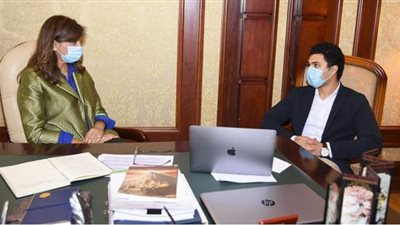 وزيرة الهجرة تستقبل شابين مصريين من الدارسين بالخارج