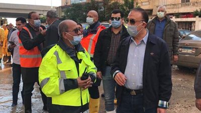 محافظ الإسكندرية يتابع أعمال رفع مياه الأمطار بطوسون |صور