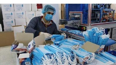 ضبط 105 آلاف كمامة غير مطابقة للمواصفات داخل مصنع بالقاهرة