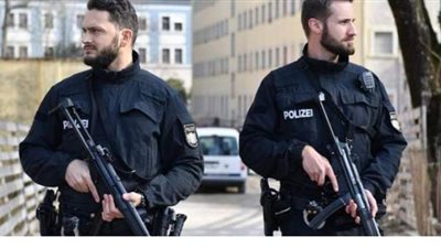 سيارة تحمل رسالة مناهضة للعولمة  تصطدم بمقر أنجيلا ميركل في برلين