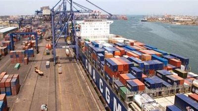 استمرار حركة العمل بميناء الإسكندرية  مع رفع درجة الاستعداد