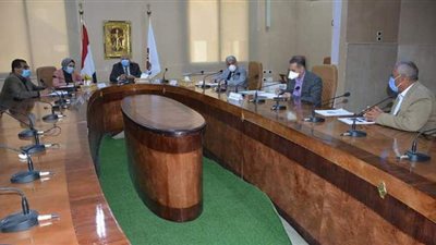 محافظ الوادي الجديد يترأس لجنة تقييم رؤساء الوحدات القروية بالخارجة