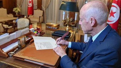 الرئيس التونسي يعلن تمديد حالة الطوارئ لمدة شهر