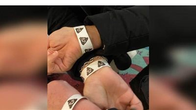 أساور معصم ذات رموز تعبيرية غريبة تثير الجدل لمراقبي الانتخابات الأمريكية