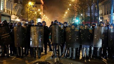 وزير فرنسي يدعم قائد شرطة باريس بعد تفكيك مخيم للاجئين