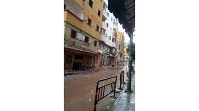 بدء أعمال هدم عقار كوم الشقافة المائل في الإسكندرية