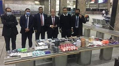 إحباط تهريب هواتف ومستحضرات تجميل بحوزة راكب في مطار القاهرة