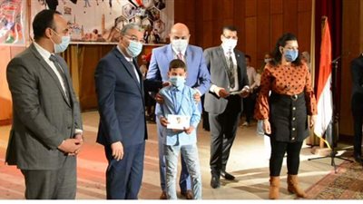 محافظ المنيا يكرم طلابا من ذوي الهمم باحتفالية عيد الطفولة