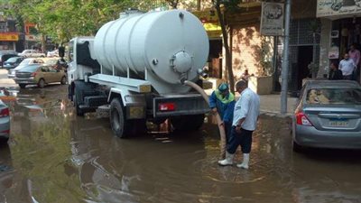 حي العجوزة يرفع شجرة سقطت بالمهندسين ويشفط مياه الأمطار