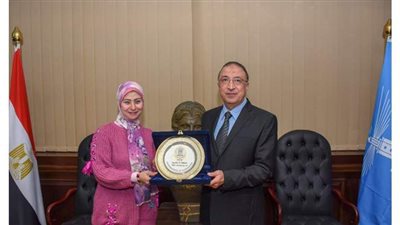 محافظ الإسكندرية يكرم نهى أحمد السيد الفائزة بجائزة التميز الحكومي العربي