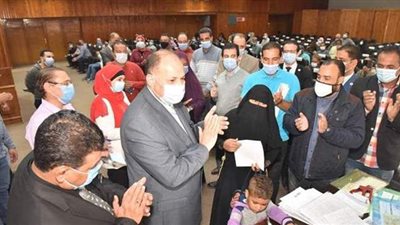 محافظ أسيوط يشهد تسديد رسوم جدية التصالح للدفعة الأولى عن  56 أسرة