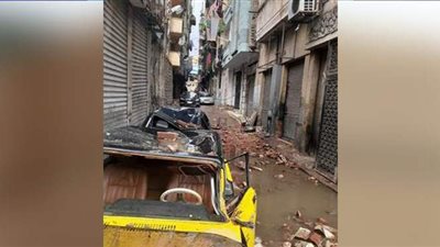 تحطم سيارتين جراء انهيار شرفة عقار في الإسكندرية | صور