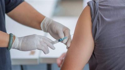 باحث رئيسي في لقاح أسترازينيكا: أسابيع ونتأكد من فاعليته.. ولدينا عقود لإنتاج 3 مليارات جرعة