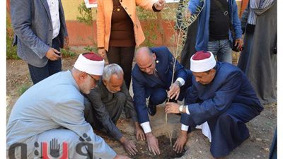 رئيس جامعة الأقصر يهدى 180 شجرة مثمرة للإدارة المركزية للأزهر الشريف