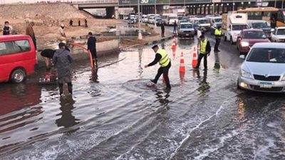 الدفع بسيارات الإغاثة العاجلة وخدمات مرورية أعلى الطرق  | صور