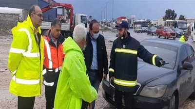 نائب محافظ الإسكندرية يتابع أعمال كسح تجمعات مياه الأمطار بالعامرية