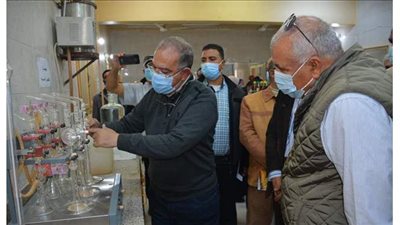 محافظ الوادي الجديد يتفقد المعمل الإقليمي لخصوبة التربة بمدينة الخارجة