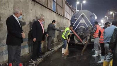 محافظ الجيزة يتفقد مجهودات شفط مياه الأمطار بالمحاور المرورية | صور