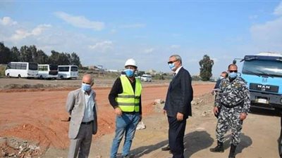 محافظ القليوبية يتابع أعمال النظافة أعلى الطريق الدائري بمدينة الخصوص