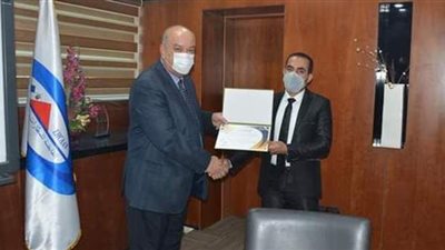 بعد شائعة إصابته بكورونا.. رئيس مطار القاهرة يكرم العاملين المتميزين | صور