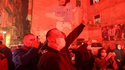 لتوديع مارادونا.. جماهير نابولي تتوافد على جدارية أسطورة كرة القدم | صور