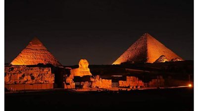 أبو الهول والأهرامات باللون البرتقالي احتفالا باليوم العالمى لمناهضة العف ضد المرأة