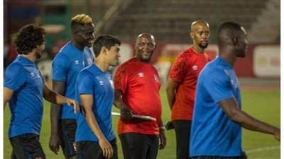 موسيماني يجتمع مع جهازه المعاون استعدادا لمواجهة الزمالك