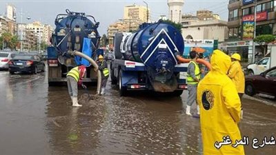 شركات المياه تدفع بمعداتها وأفرادها لمساعدة الأجهزة المحلية في التعامل مع مياه الأمطار