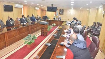 محافظ أسيوط يعقد اجتماعاً لمتابعة توصيل المرافق لمجمع الصناعات بعرب العوامر