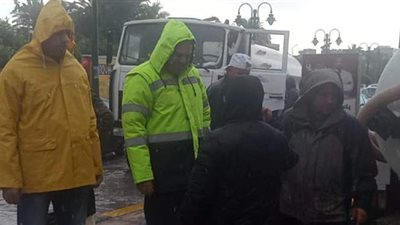 ٢٠ سيارة من خارج الإسكندرية.. القوات المسلحة تساعد في رفع مياه الأمطار