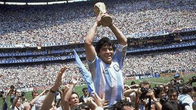 وداعا مارادونا.. الأسطورة الأرجنتيني في فيديو نادر: 