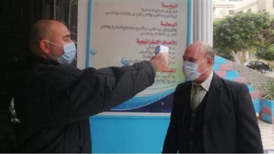 رئيس القناة لمياه الشرب يشدد على الموظفين بتطبيق الإجراءات الاحترازية | صور