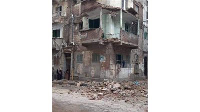 انهيار أجزاء من عقار قديم بسبب سوء الأحوال الجوية بالإسكندرية |صور