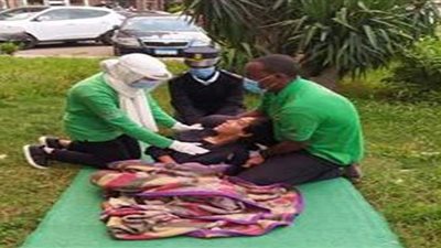 فريق أطفال وكبار بلا مأوى ينقذ سيدة وأبناءها مقيمين في حديقة بالقاهرة