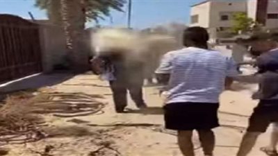 غضب نشطاء مواقع التواصل لتنمر شباب على مسن.. ومطالبات بمعاقبتهم | فيديو