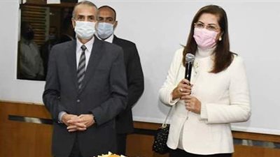 وزيرة التخطيط  تبحث مع رئيس 