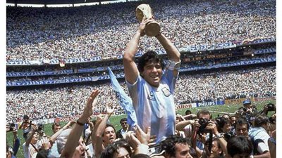 عشاق مارادونا يحتشدون أمام القصر الرئاسي الأرجنتيني لتوديع الأسطورة| فيديو