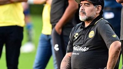 عمدة نابولي يطلق اسم مارادونا على ملعب سان باولو