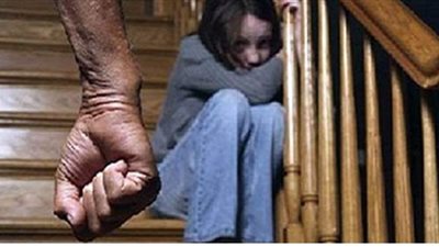 أب يعذب  طفلته حرقا  بجريد النخيل بسبب خلافات مع الأم في قنا