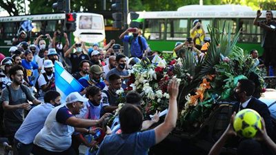 في جنازة مهيبة.. الآلاف يشيعون جثمان مارادونا | فيديو