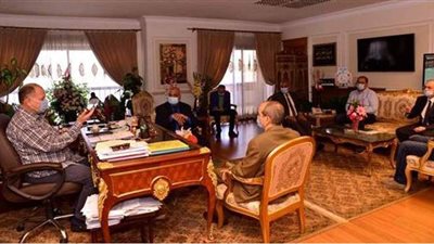 محافظ أسيوط يناقش تفعيل بروتوكولات تنفيذ وتطوير البنية الأساسية