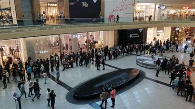 زحام على محال الملابس بسبب عروض الجمعة البيضاء في ٦ أكتوبر | صور