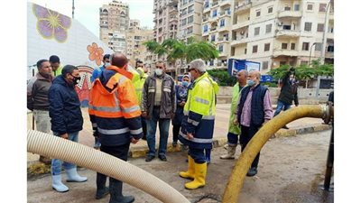 رئيس القابضة للمياه والصرف يتفقد المناطق الساخنة بالإسكندرية للتأكد من سحب مياه الأمطار