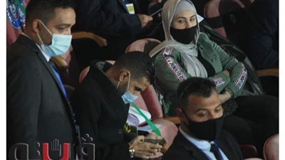 مؤمن زكريا وزوجته يؤازران الأهلي من مدرجات إستاد القاهرة | صور