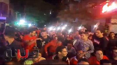 جماهير الأهلي تحتفل بإحراز الهدف الأول في الزمالك بمقاهي دار السلام | فيديو