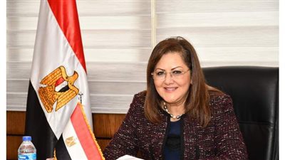 هالة السعيد تهدي جائزة أفضل وزيرة عربية للشعب المصرى