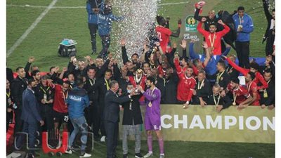 لاعبو الأهلي يتسلمون كأس البطولة الإفريقية بعد الفوز على الزمالك | صور