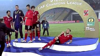 كيف احتفل معلول باللقب الإفريقي بعد الفوز على الزمالك | فيديو