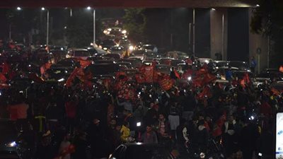 شوارع الجزيرة تكتسي باللون الأحمر احتفالًا بتتويج الأهلي بطلًا لافريقيا